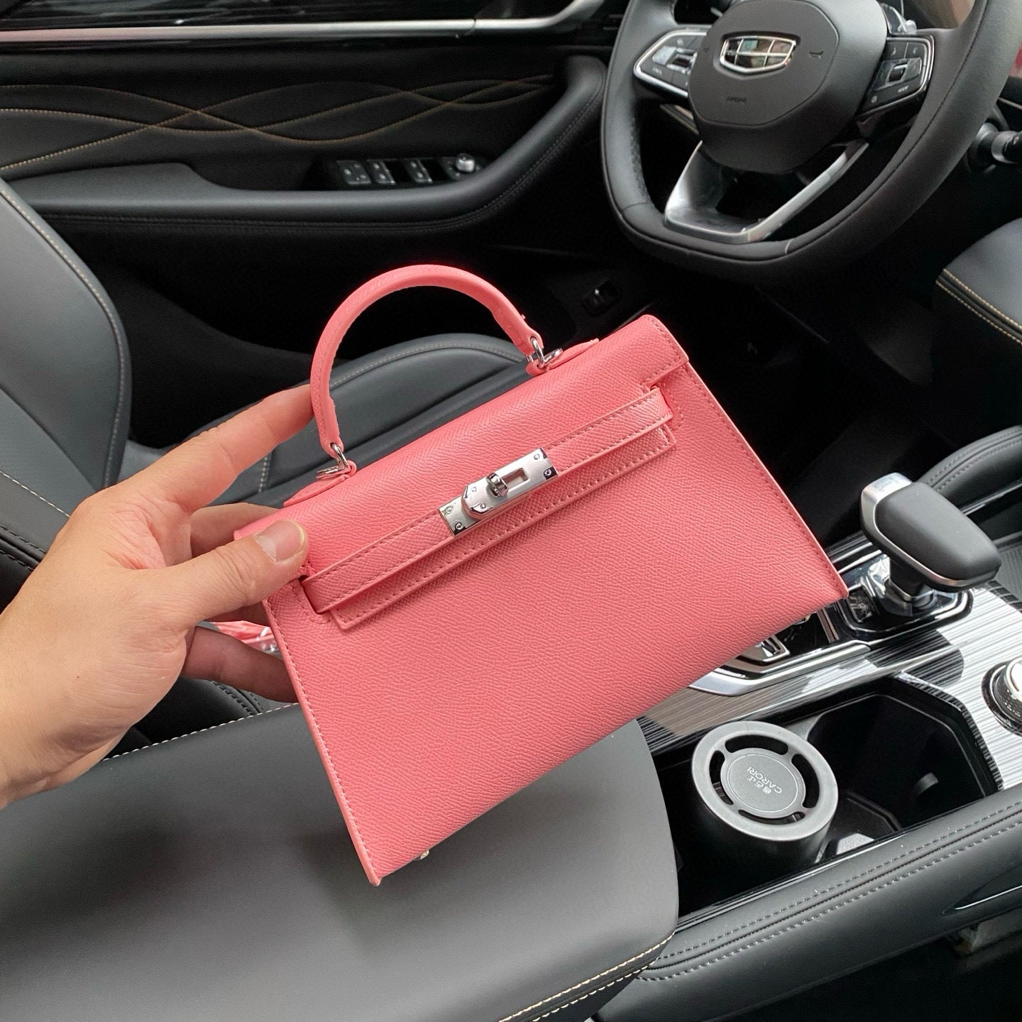 A fashionable women's handbag with a one-shoulder crossbody strap