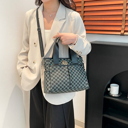 Simple and large-capacity handbag