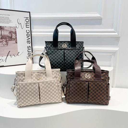 Simple and large-capacity handbag