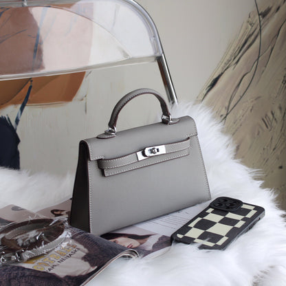 A fashionable women's handbag with a one-shoulder crossbody strap