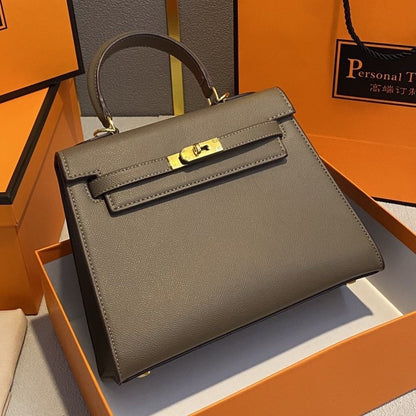 A fashionable women's handbag with a one-shoulder crossbody strap