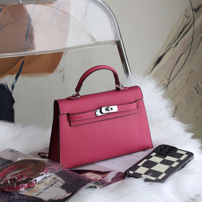 A fashionable women's handbag with a one-shoulder crossbody strap