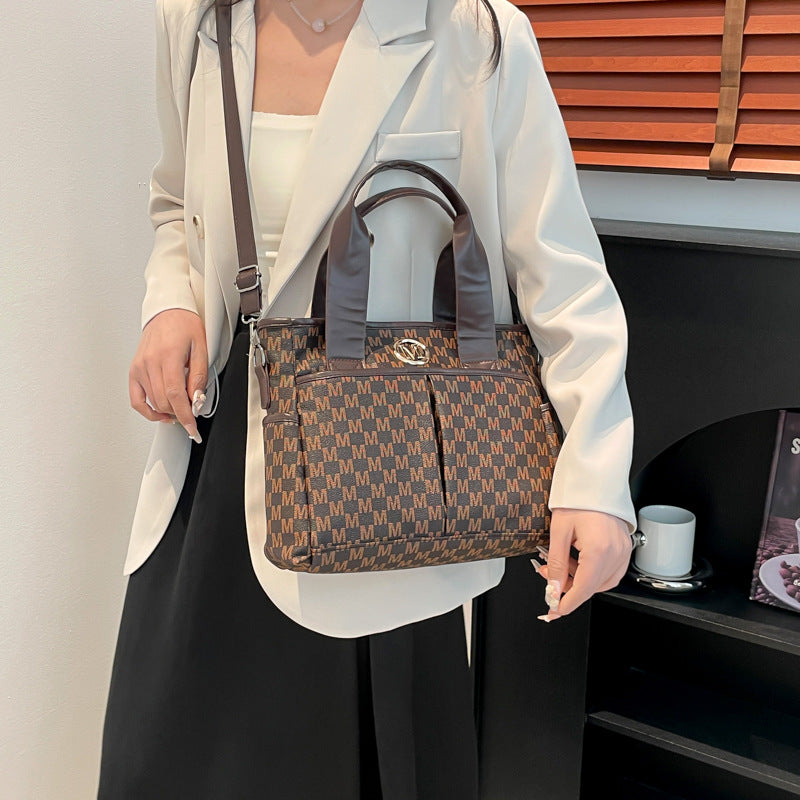 Simple and large-capacity handbag