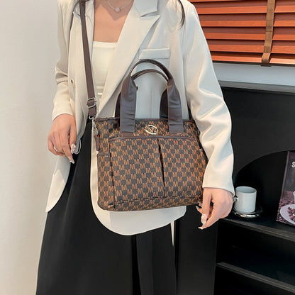 Simple and large-capacity handbag